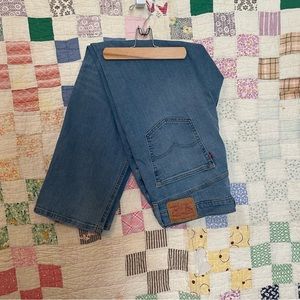 Levi’s 541 •medium wash • size 36x32